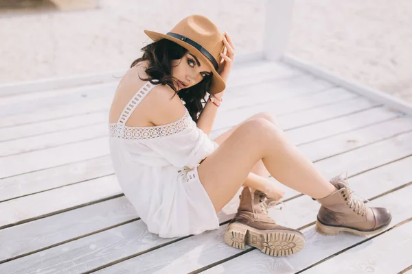Beautiful model in brown hat — Stock Photo, Image