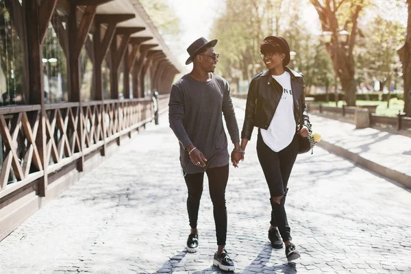 Afrikalı çift sokakta yürüme