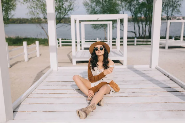 Hermosa modelo en sombrero marrón —  Fotos de Stock