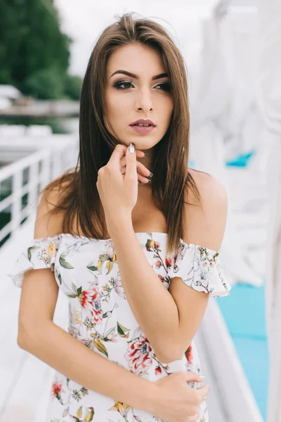 Vrouw in stijlvolle jurk op strand terras — Stockfoto