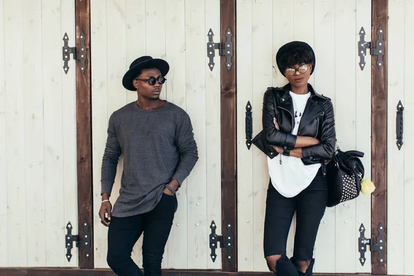 Afrikalı çift ahşap duvar üzerinde