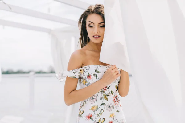 Vrouw in stijlvolle jurk op strand terras — Stockfoto