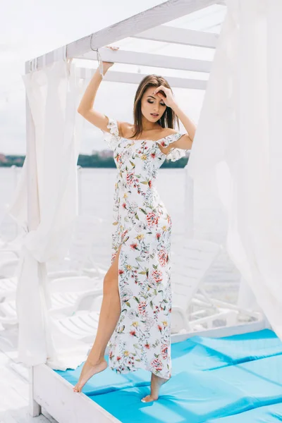 Vrouw in stijlvolle jurk op strand terras — Stockfoto