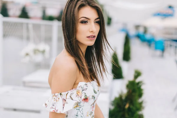 Donna in abito elegante sulla terrazza sulla spiaggia — Foto Stock