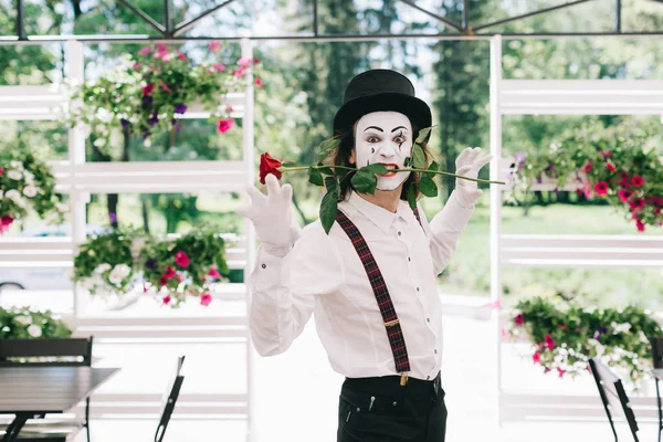 Митець пантоміми з трояндою в зубах — стокове фото