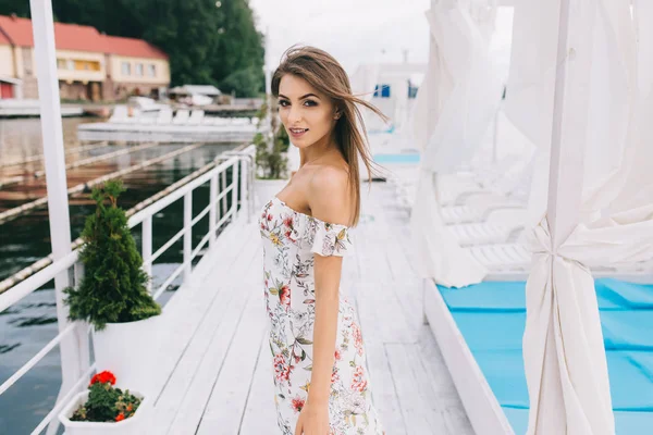 Vrouw in stijlvolle jurk op strand terras — Stockfoto