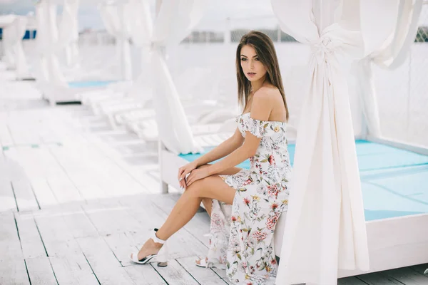 Frau in stylischem Kleid auf Strandterrasse — Stockfoto