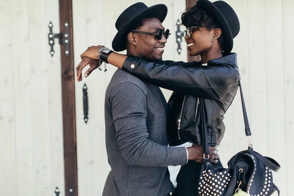 Afrikalı çift sokakta sarılma