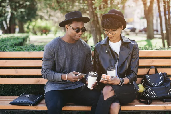Casal beber café ao ar livre — Fotografia de Stock