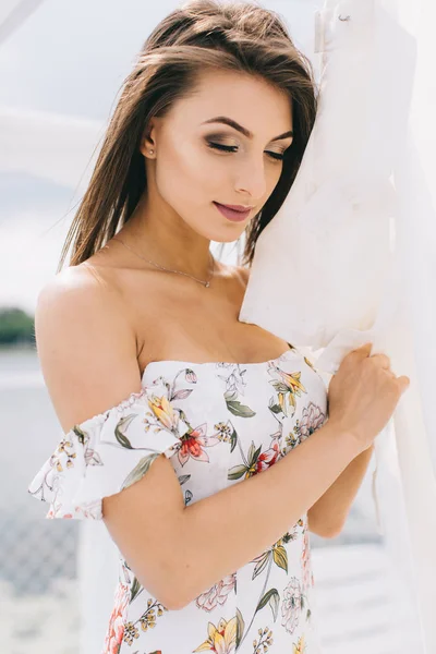 Vrouw in stijlvolle jurk op strand terras — Stockfoto