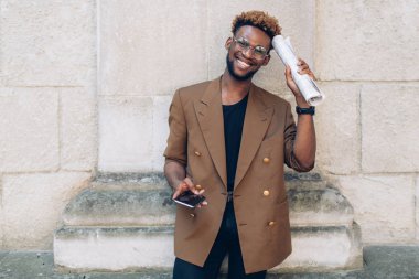 Telefon ve şehir gazetesi ile bir ceketli adamı