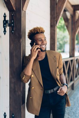 Şehir içinde telefon ile bir ceketli adamı