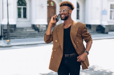 Şehir içinde telefon ile bir ceketli adamı