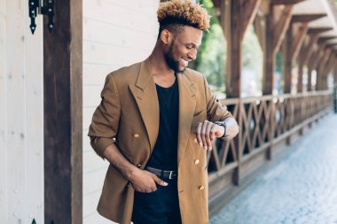 Afro-Amerikan erkek ceket ve gözlük