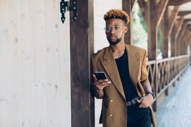 Şehir içinde telefon ile bir ceketli adamı