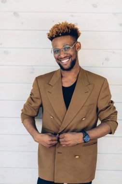 Afro-Amerikan erkek ceket ve gözlük