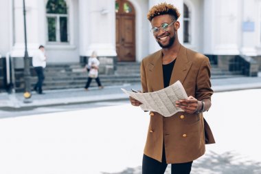 Şehirde bir gazete ile bir ceketli adamı