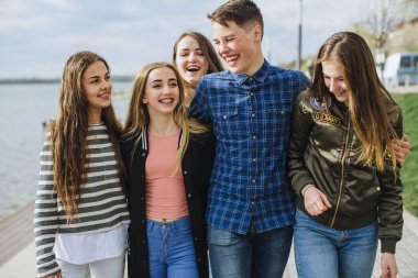 Gençler yaz tatillerini bir gölde yakınındaki