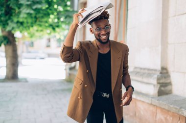 Şehirde bir gazete ile bir ceketli adamı