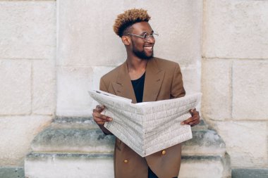 Şehirde bir gazete ile bir ceketli adamı