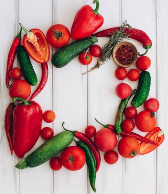 Ahşap arka planda sebze ve baharatlar