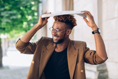 Şehirde bir gazete ile bir ceketli adamı