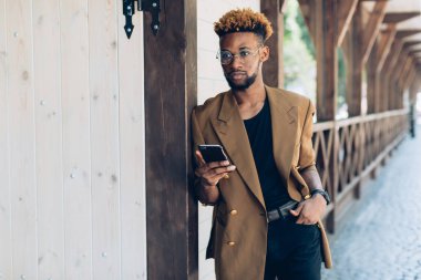 Şehir içinde telefon ile bir ceketli adamı