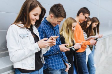 Cep telefonları ile açık havada genç grup