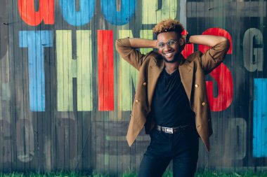 Afro-Amerikan erkek ceket ve gözlük