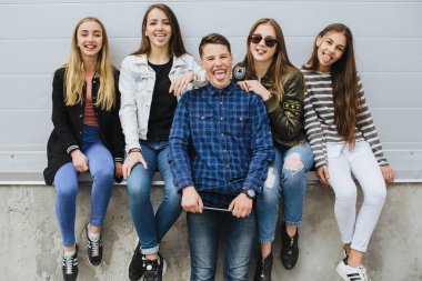 Gülümseyen tablet ile dışarı dışarı asılı