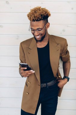 Şehir içinde telefon ile bir ceketli adamı