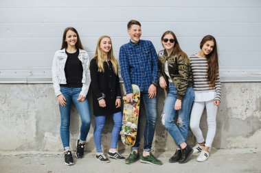 Kaykay asılı ile gülümseyen dışarı dışında