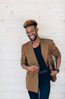 Afro-Amerikan erkek ceket ve gözlük