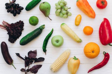 Gökkuşağı renkli meyve ve sebzeler