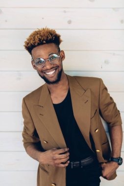 Afro-Amerikan erkek ceket ve gözlük