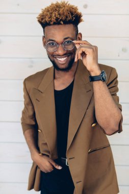Afro-Amerikan erkek ceket ve gözlük