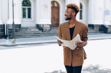 Şehirde bir gazete ile bir ceketli adamı