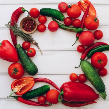 Ahşap arka planda sebze ve baharatlar