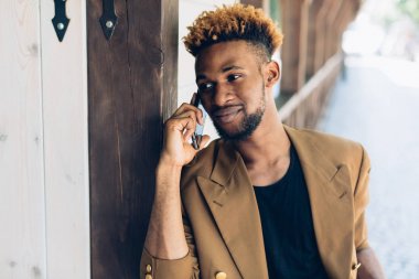 Şehir içinde telefon ile bir ceketli adamı