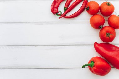 Kırmızı biber, domates ve biberler