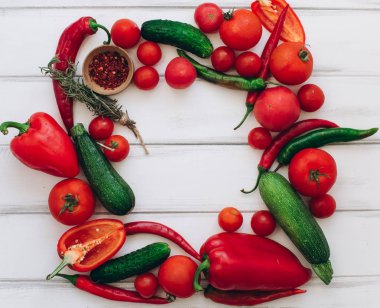 Ahşap arka planda sebze ve baharatlar