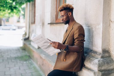 Şehirde bir gazete ile bir ceketli adamı