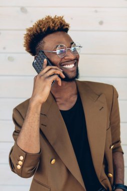 Şehir içinde telefon ile bir ceketli adamı