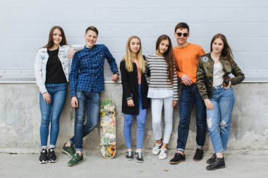 Kaykay asılı ile gülümseyen dışarı dışında