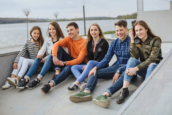 Adolescentes sonrientes pasando el rato afuera —  Fotos de Stock