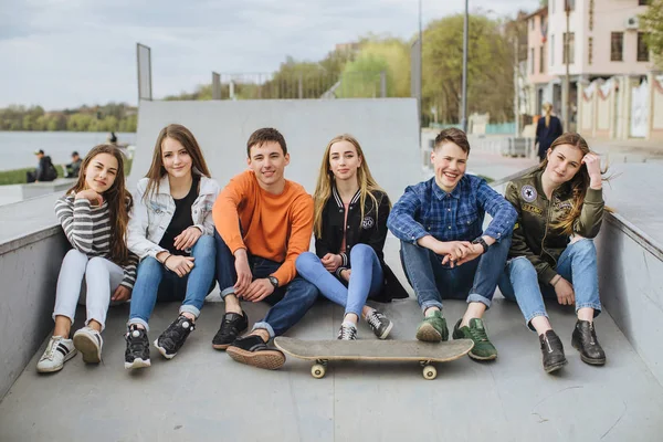 Usmívající se mládež s skateboard visí ven mimo — Stock fotografie