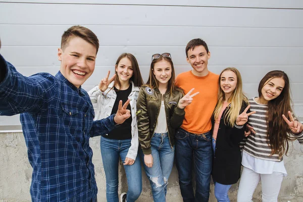 Usmívající se mládež visí ven mimo — Stock fotografie