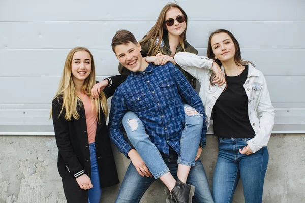 Adolescentes sorridentes saindo lá fora — Fotografia de Stock