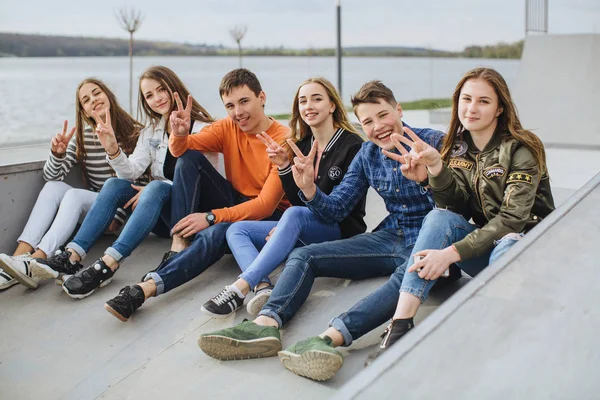 Mosolyogva tizenévesek lóg ki kívül — Stock Fotó