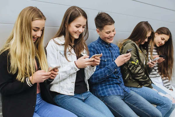 Cep telefonları ile açık havada genç grup